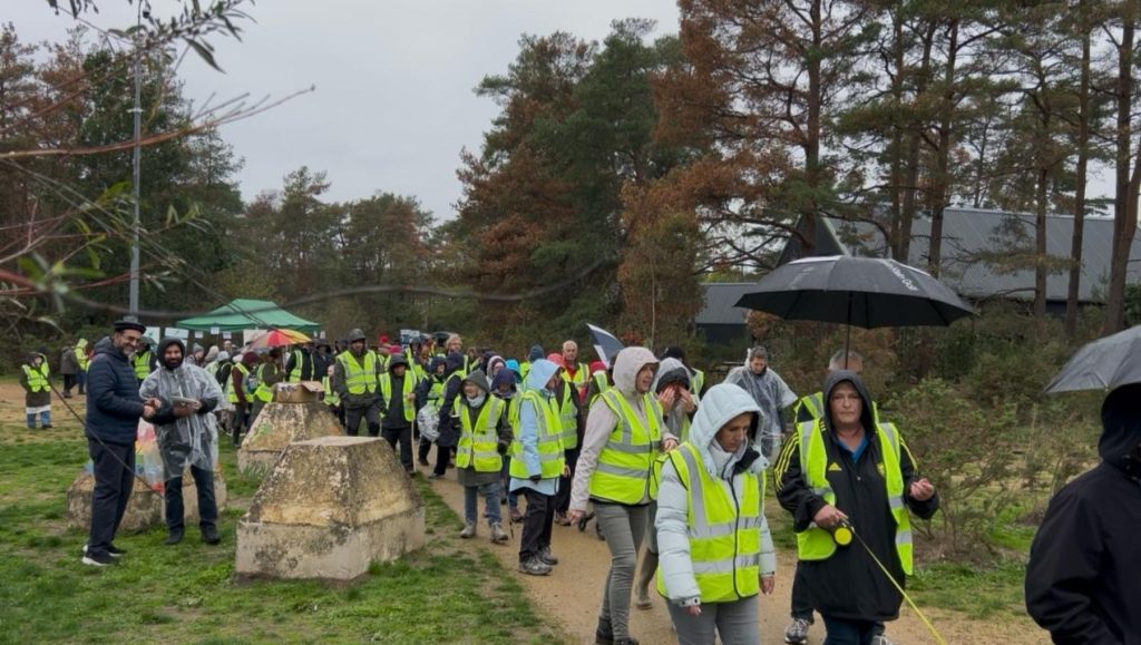 Picture of the walkers at the start of the race