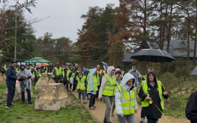 Picture of the walkers at the start of the race